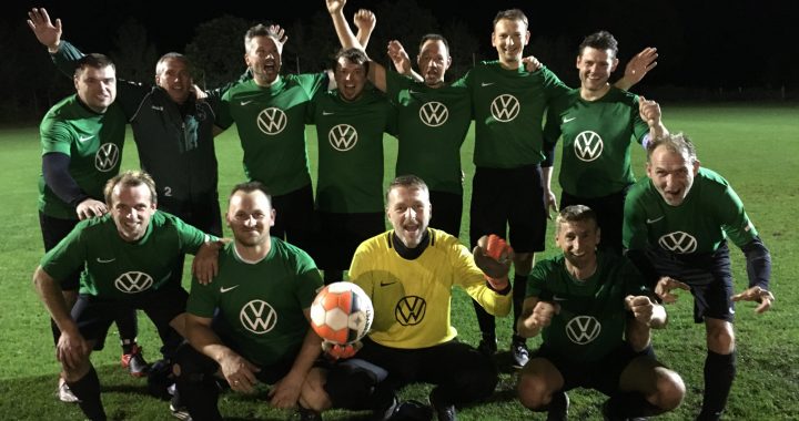 die_neuen_trikots_gesponsert_vom_autohaus_warncke_und_vw