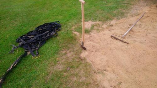 Kleiner Arbeitsdienst am Beachvolleyballfeld